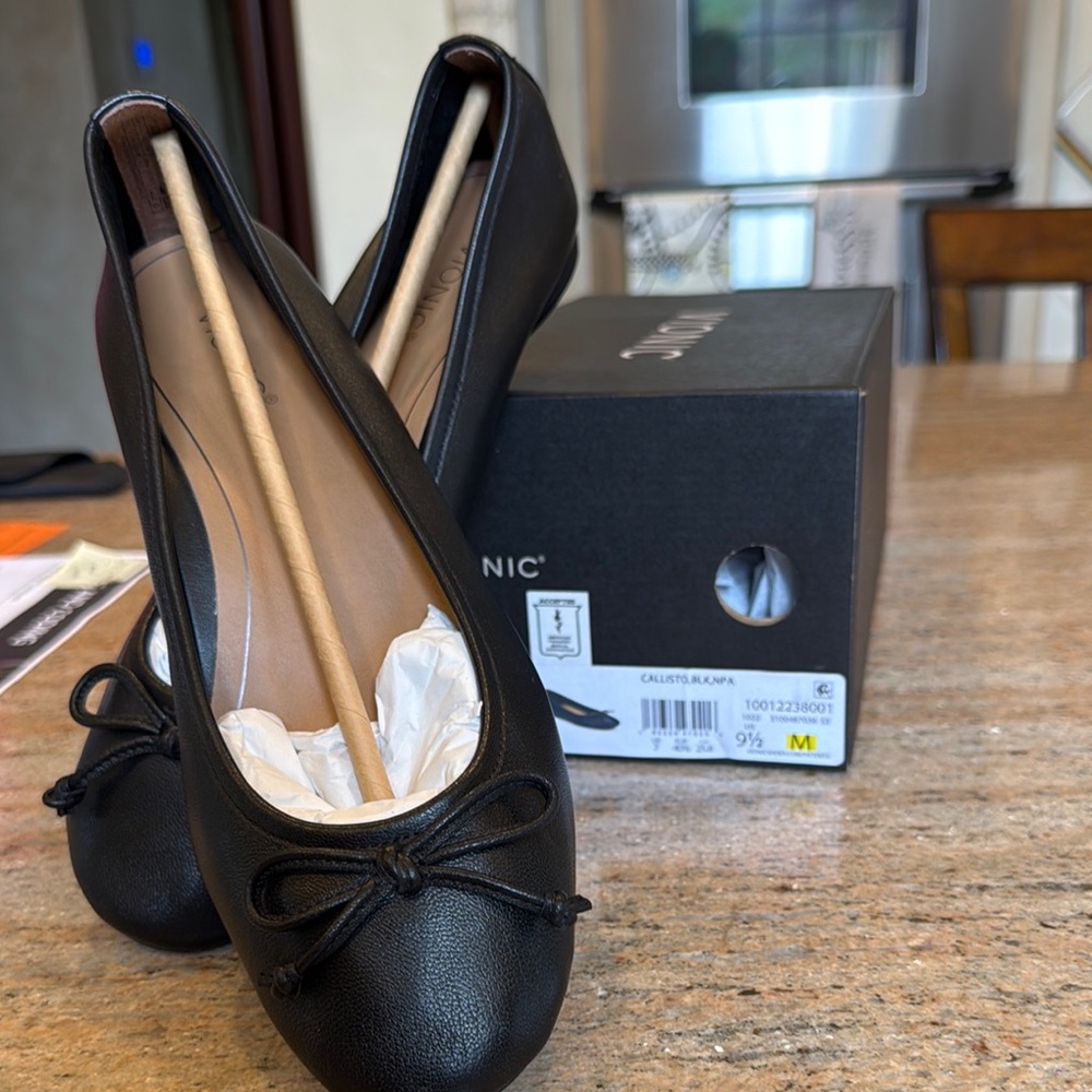 NWT Black Vionic shoes Size 9 1/2 M